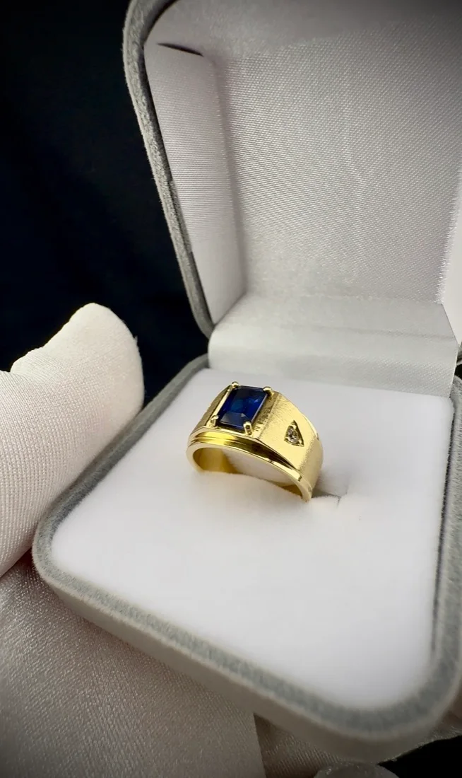 Anel masculino em ouro com pedra azul retangular