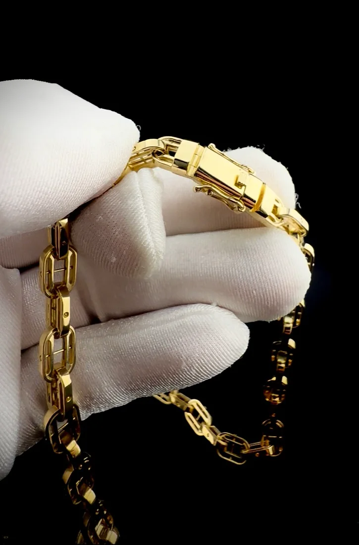 Corrente em ouro amarelo com elos retangulares, recém-fundida