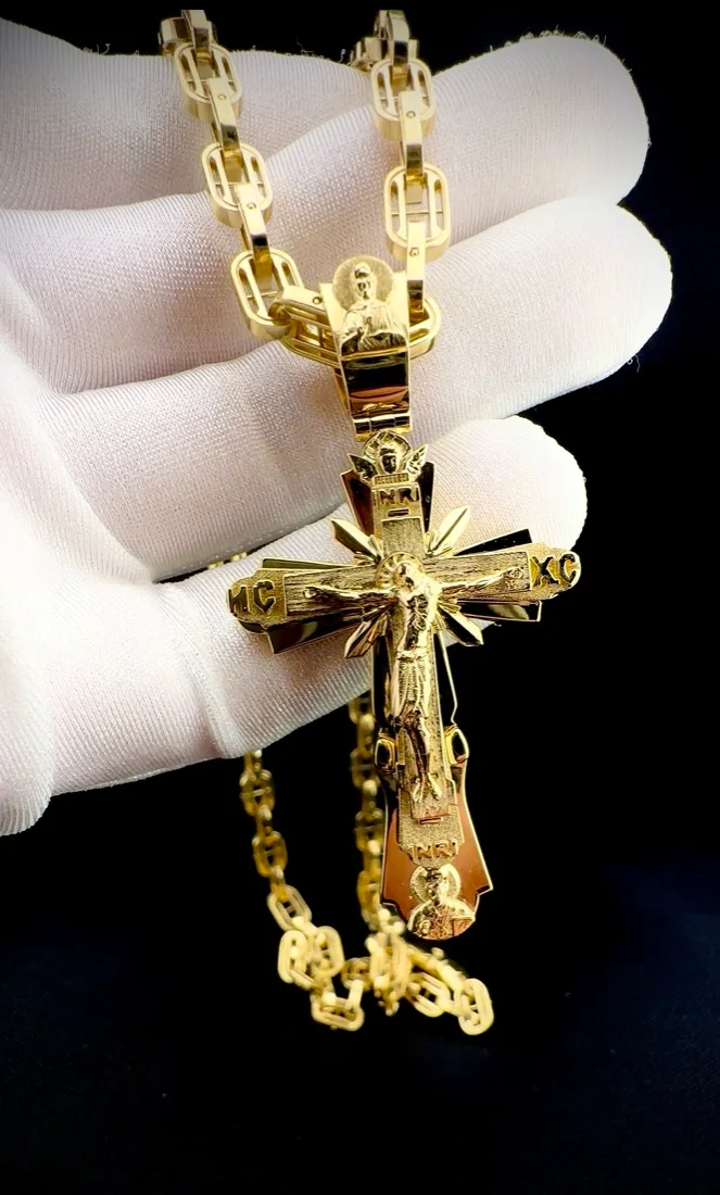 Crucifixo em ouro amarelo com corrente