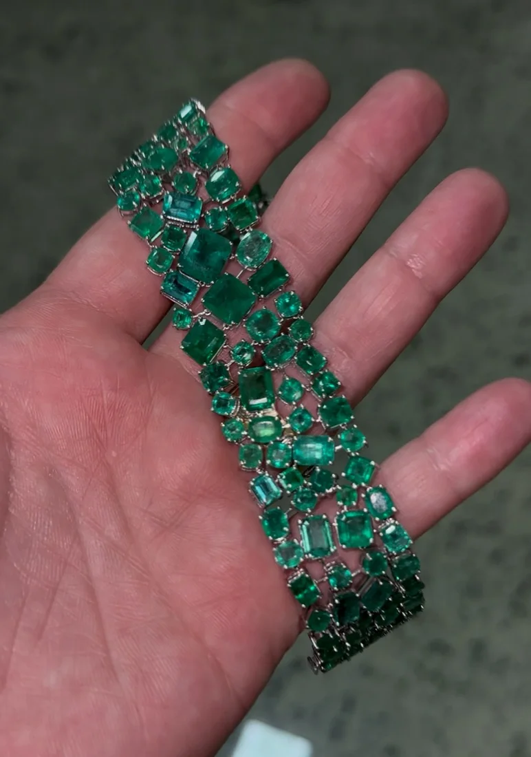 Pulseira larga cravejada de pedras verdes