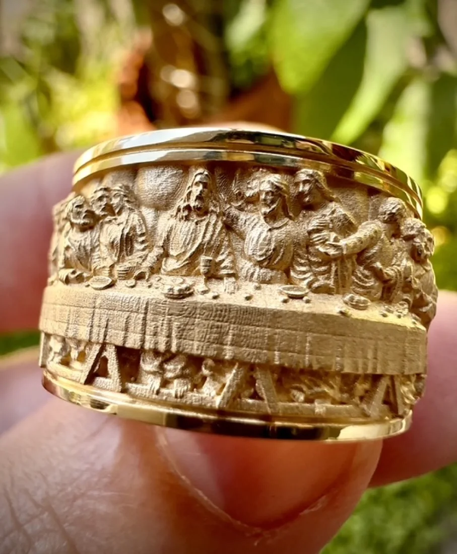 Anel em ouro com a Santa Ceia em relevo