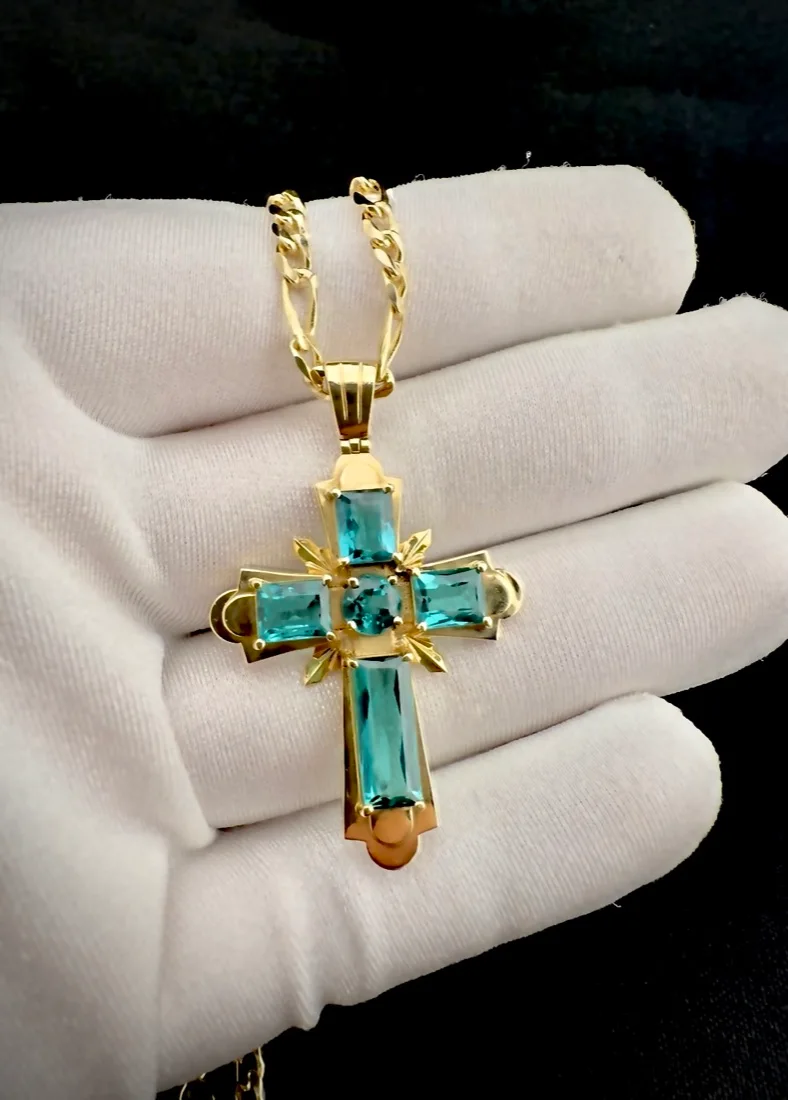 Pingente cruz em ouro com pedras verdes