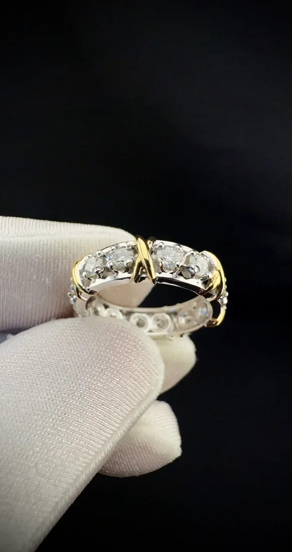 Aliança em ouro branco e amarelo cravejada