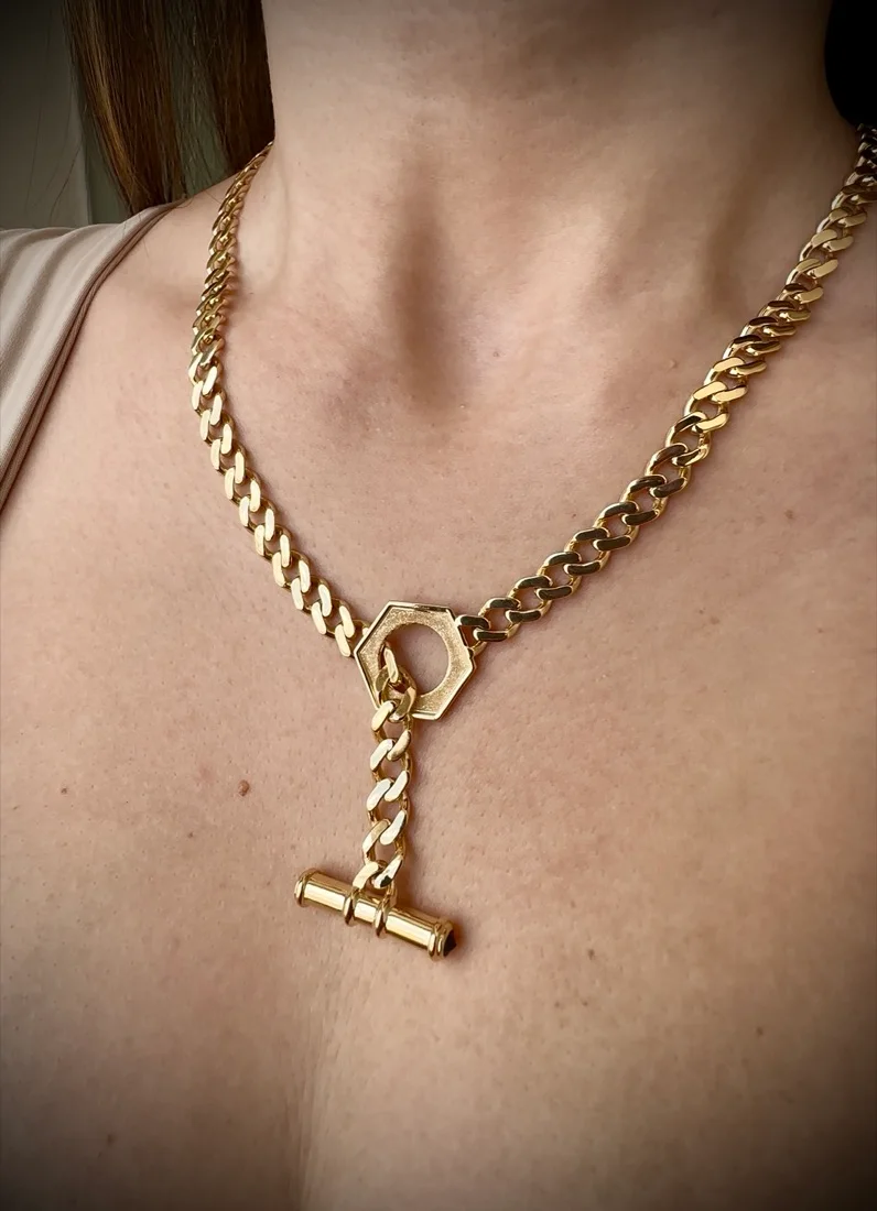 Colar em ouro com fecho em T