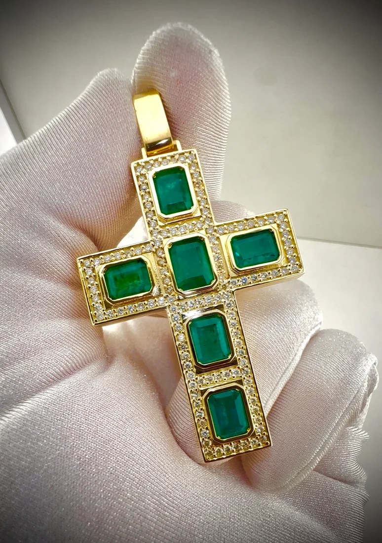 Cruz em ouro com pedras verdes e diamantes