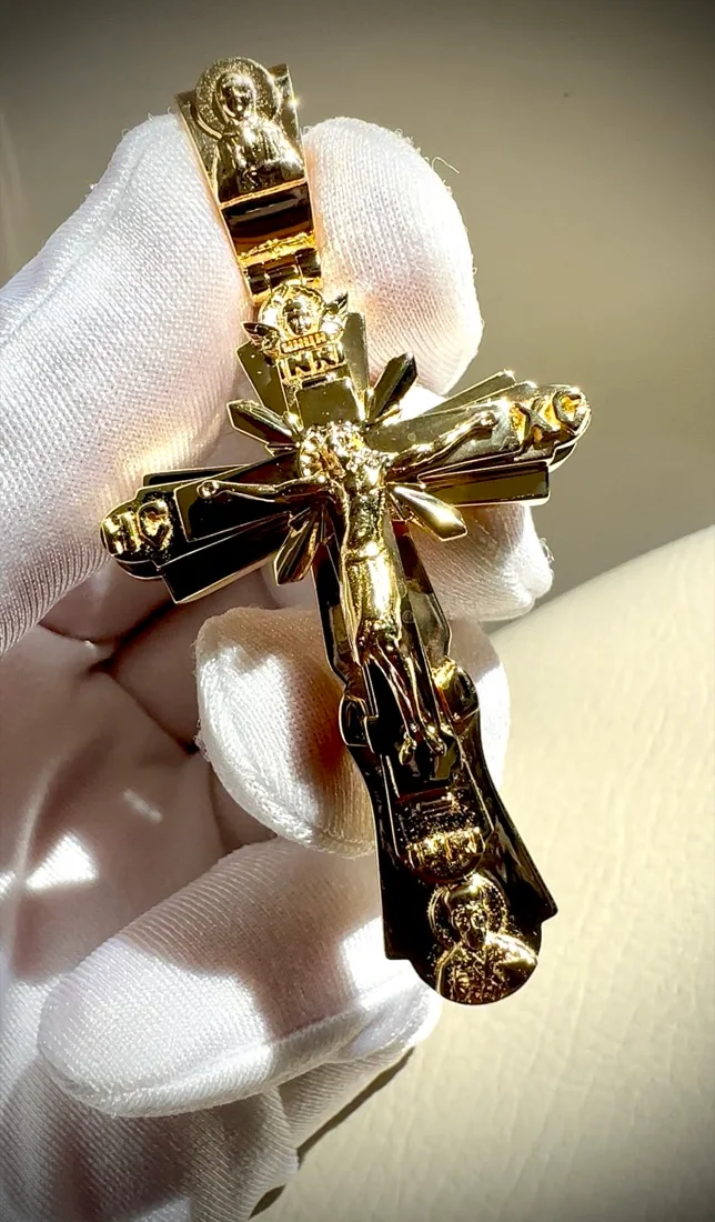 Crucifixo em ouro amarelo